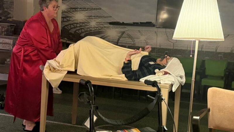 Veranstaltung in Korschenbroich: Pyjamaparty im Seniorenhaus mit Schlagern, Sekt und schlüpfrigen Witzen