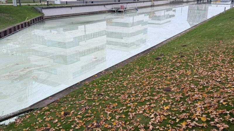 Rätselhafter Vorfall in Kleve: Plötzlich war das Wasser im Spoykanal weiß