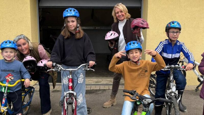 Spende für Hückeswagener Förderschule: 36 neue Fahrradhelme für die OGS-Kinder der EKS