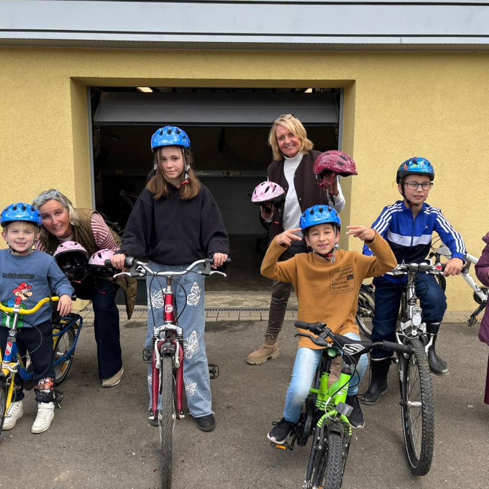 Spende für Hückeswagener Förderschule: 36 neue Fahrradhelme für die OGS-Kinder der EKS