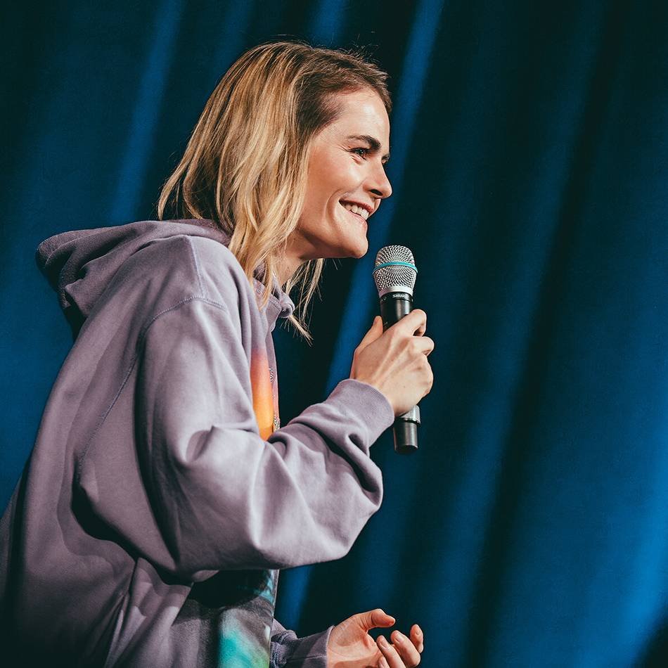 Ticket-Verkauf beginnt am Freitag: Comedian Hazel Brugger tritt im Juli 2026 in Xanten auf