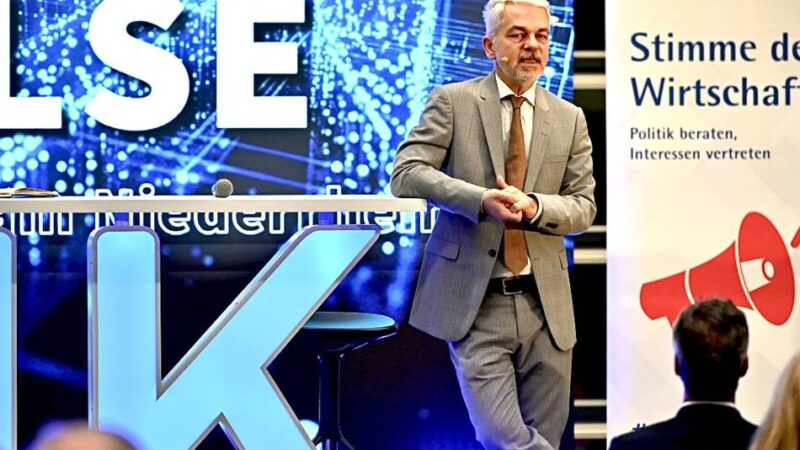 IHK-Wirtschaftsforum in Krefeld: „Wenn Russland Raketen schicken würde, würden sie hier ungehindert einschlagen“