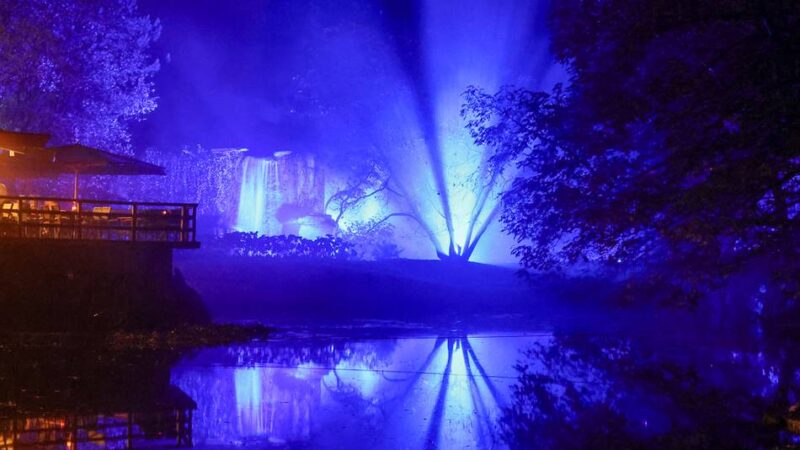 Mit spezieller Lichtkunst: Was es beim Herbstzauber in den Schlossgärten Arcen zu sehen gibt