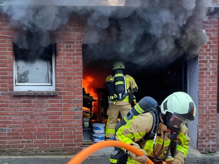 Einsatz der Feuerwehr am Samstag: Autoanhänger in Wevelinghovener Garage gerät in Brand