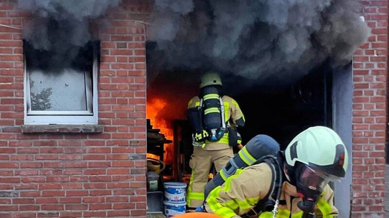Einsatz der Feuerwehr am Samstag: Autoanhänger in Wevelinghovener Garage gerät in Brand