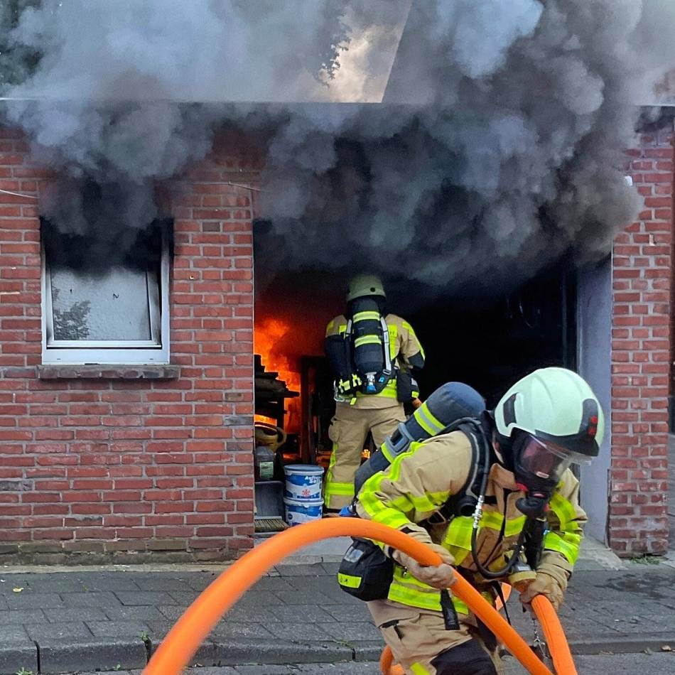 Einsatz der Feuerwehr am Samstag: Autoanhänger in Wevelinghovener Garage gerät in Brand