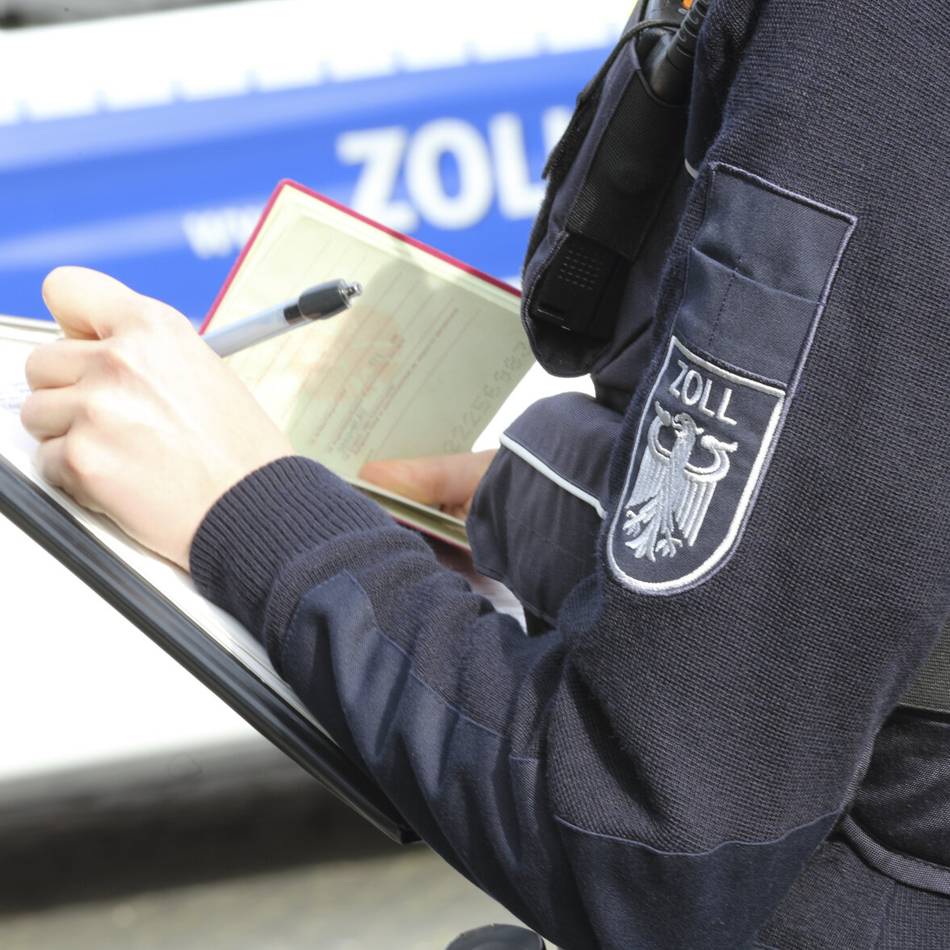 Zollfahndung in Brüggener Gastrobetrieb: Staatsanwaltschaft ermittelt nach Fund einer Waffe