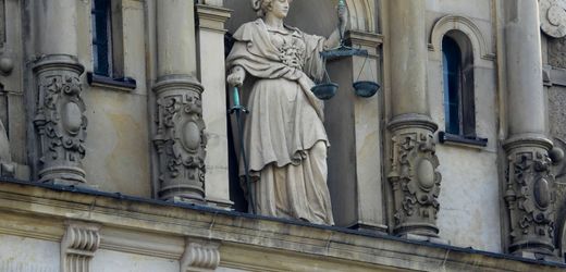 Duisburg: Lange Haftstrafe für 33-jährigen Raser nach Todesfahrt