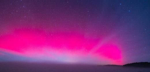 Polarlichter über Deutschland und Europa: Himmel erstrahlt in bunten Farben