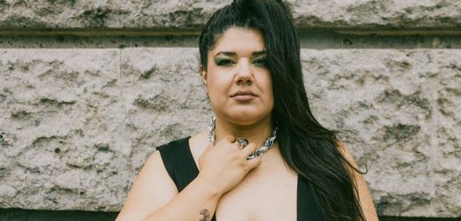 Iran: Sängerin Faravaz im Berliner Exil – Widerstand gegen Gesangsverbot für Frauen