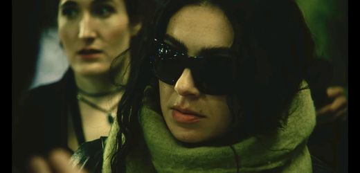 Charli xcx: Trailer zu »The Moment«, ihrem Mockumentary über die »Brat«-Ära