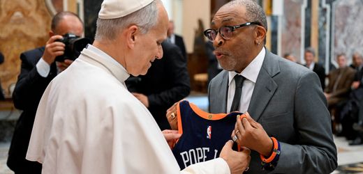 Papst Leo empfängt Hollywoodstars – und besitzt nun ein NBA-Trikot