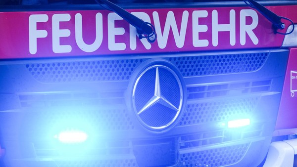 Altpapiercontainer in Velbert brennt: Feuerwehr rückt aus, Polizei ermittelt