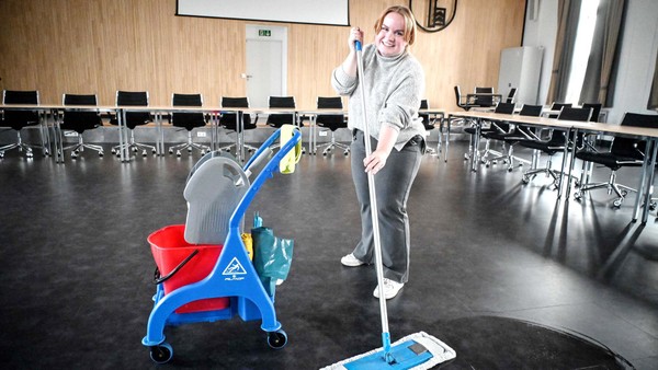 Kann jeder als Putzkraft arbeiten? WAZ-Volontärin probiert es in Velbert aus