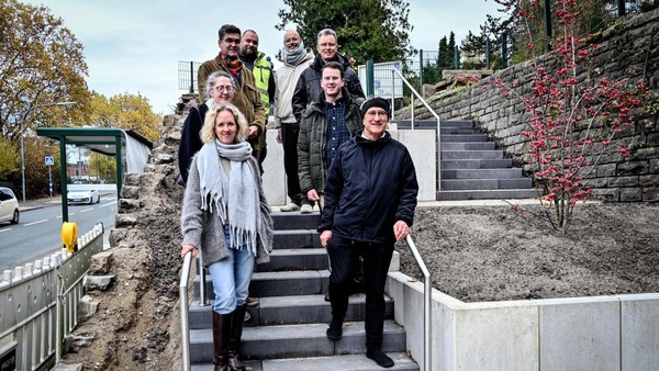 Nach viel Ärger: In Rekordzeit neue Treppe zu Velberts Friedhof gebaut
