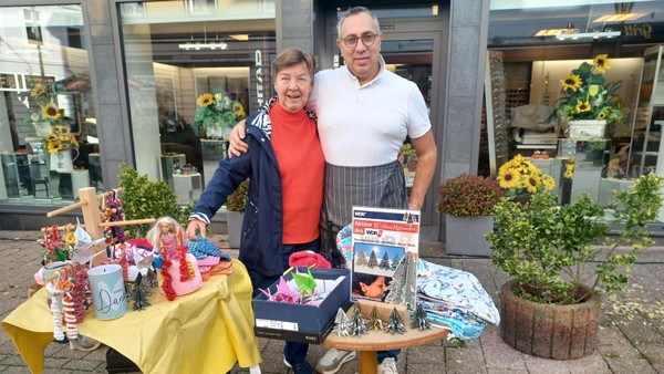 Auch Barbie ist dabei: Velberterin sammelt für das WDR-Weihnachtswunder