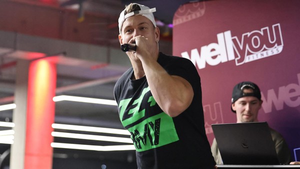 Eröffnung mit Starpower: Calvin Kleinen singt in Velberter  Fitnessstudio