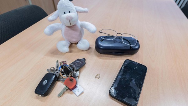 Handys, Kuscheltiere, Fahrräder: Was man im Velberter Fundbüro alles finden kann