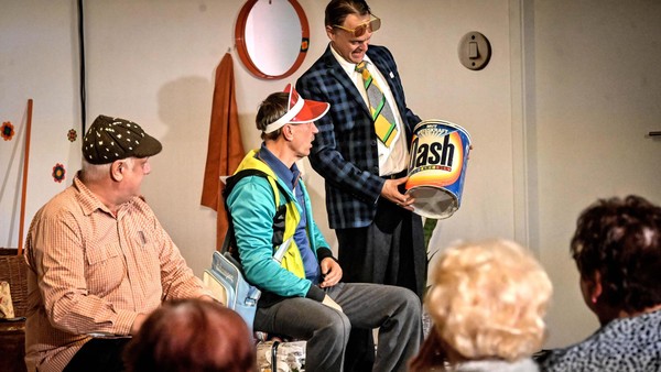 Theater, Currywurst und einige „Herren“ zwischen nagelneuen Küchen in Velbert