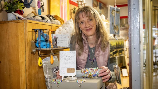 Neues Leben für Velberts triste Passage: Sanni verkauft Schmuck aus der Vitrine