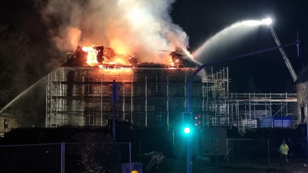 Schloss Hardenberg in Flammen – Drohnenbilder zeigen Schaden aus der Luft