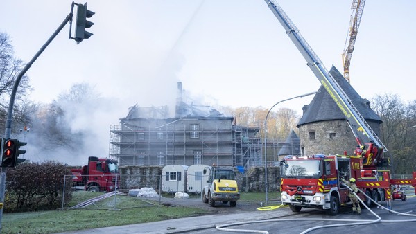 Großbrand auf Schloss Hardenberg in Velbert hat Auswirkungen auf die Bevölkerung