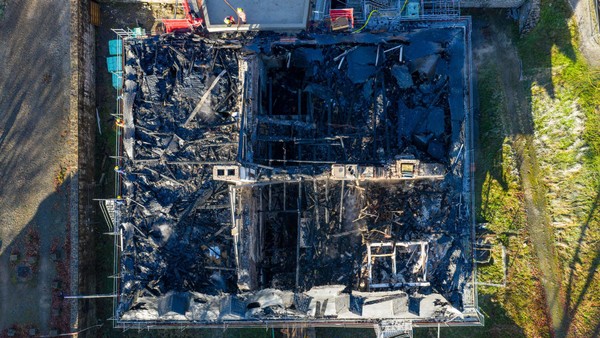 „Unser Notre-Dame“ Brand von Schloss Hardenberg in Velbert entsetzt Velberter