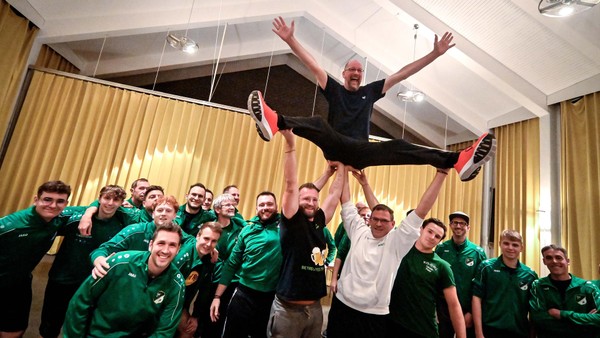 Ein Hauch von Fred Astaire: WAZ Velbert tanzt mit Männergruppe in den Karneval