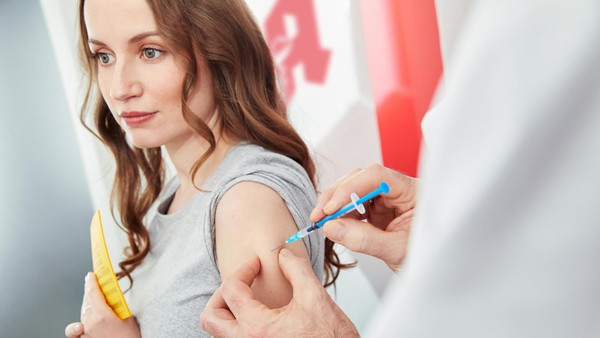 Wer sich jetzt gegen Grippe, Covid-19, RSV und Pneumokokken impfen lassen sollte