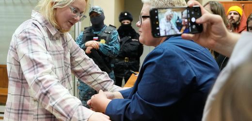 Russland lässt Straßenmusikerin Diana Loginowa aus Arrest frei – 18-Jährige verlässt offenbar das Land