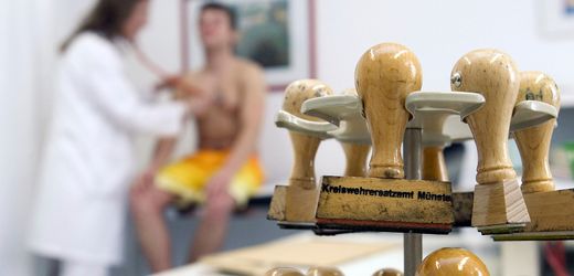 Wehrdienst-Einigung: Wie sich SPIEGEL-Redakteure an ihre Musterung erinnern