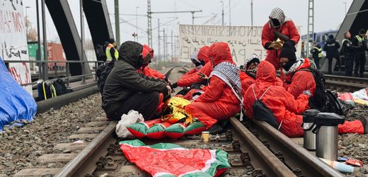 Israel-Gaza-Krieg: Aktivisten protestieren im Hamburger Hafen gegen Waffenlieferungen