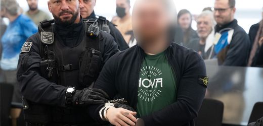 Prozessauftakt gegen die »Hammerbande« in Dresden: Johann G. und seine Mitstreiter winken ins Publikum