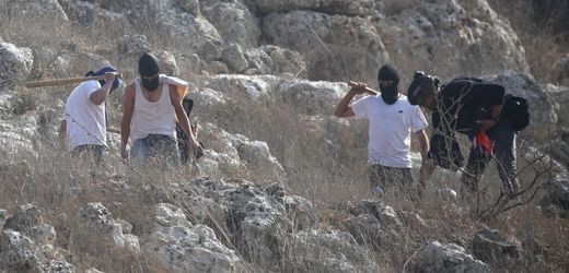 Westjordanland: Israelische Siedler überfallen Palästinenser und Journalisten bei Olivenernte