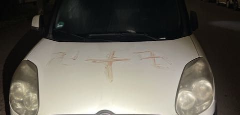 Hanau: Häuser und Autos offenbar mit Hakenkreuzen aus Blut beschmiert