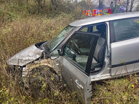 POL-ME: Auto von Zug erfasst: Glück im Unglück für Unfallbeteiligte – Velbert – 2511085