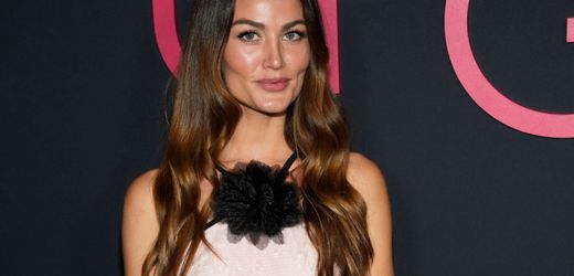 Rachel Lynn Matthews: Was macht die Schauspielerin da im Katy-Perry-Kostüm?