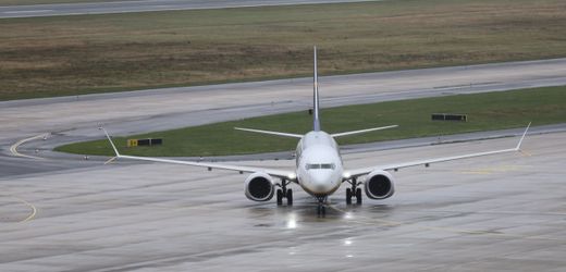 Flughafen Köln/Bonn: Boarding verpasst – Passagiere laufen auf Vorfeld