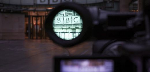 BBC: Krise nach Rücktritt des Generaldirektors – Herausforderungen für den britischen Rundfunk