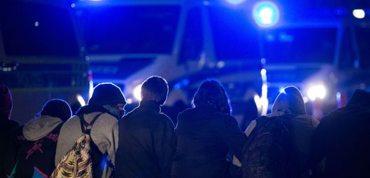 Bundesverfassungsgericht: Sitzblockade darf andere Versammlung nicht stören