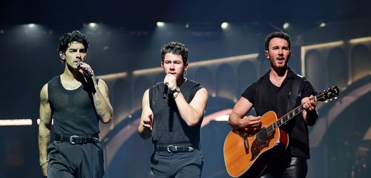 Jonas Brothers: Mann prüft Bewerbung während Konzert, Band steht für Kandidaten ein