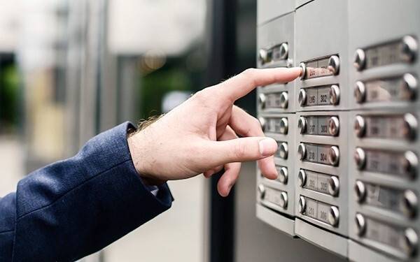 Kriminalität in Mönchengladbach: Falscher Fußmattenverkäufer bestiehlt Seniorin