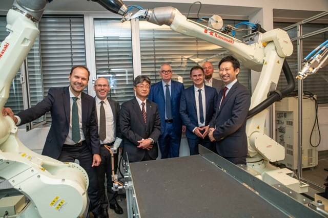 Feierstunde bei Kawasaki Robotics in Neuss: Auf dem Weg zum menschlicheren Roboter