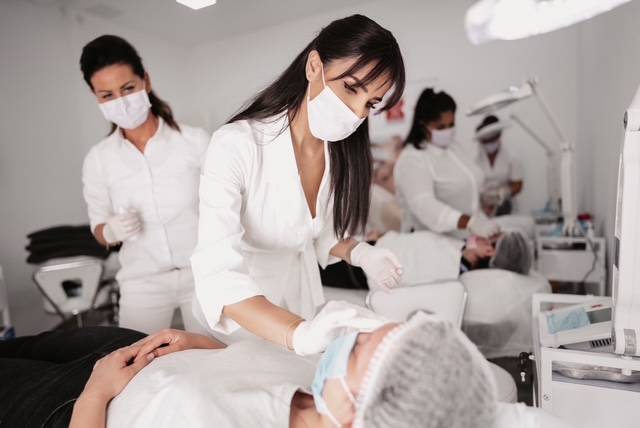 Gesundheit in Dormagen: Wie Make-up-Artistin Filiz Cam Frauen nach einer Chemotherapie stärkt