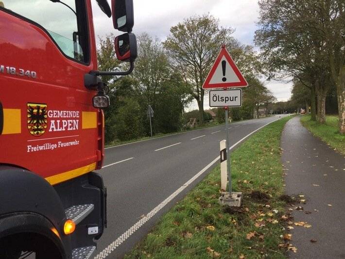 Am Montagabend auf der Von-Dornik-Straße: Feuerwehr-Einheit Alpen entfernt Ölspur