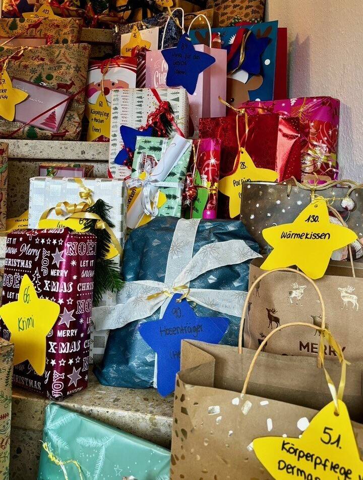 Wunschbaum in Alpen: Senioren werden kleine Wünsche erfüllt