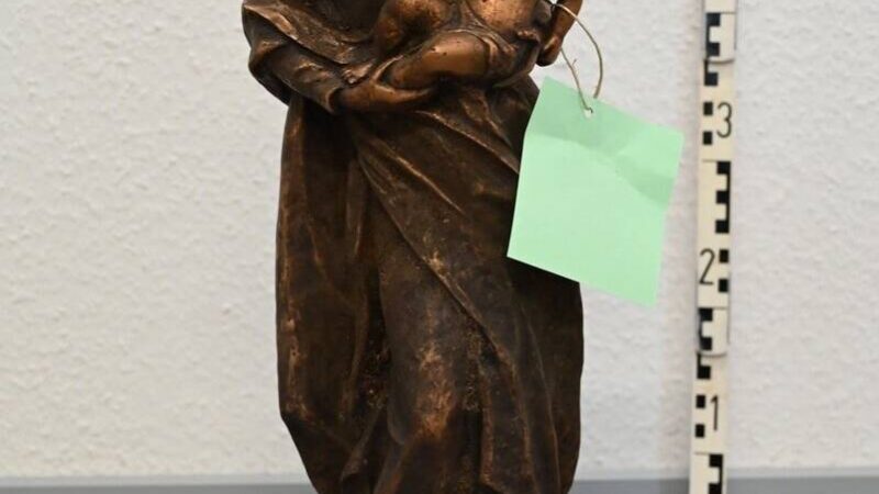 Kinder finden Emmericher Wald Bronzefigur: Im Wald entdeckte Bronzefigur gibt Polizei Rätsel auf