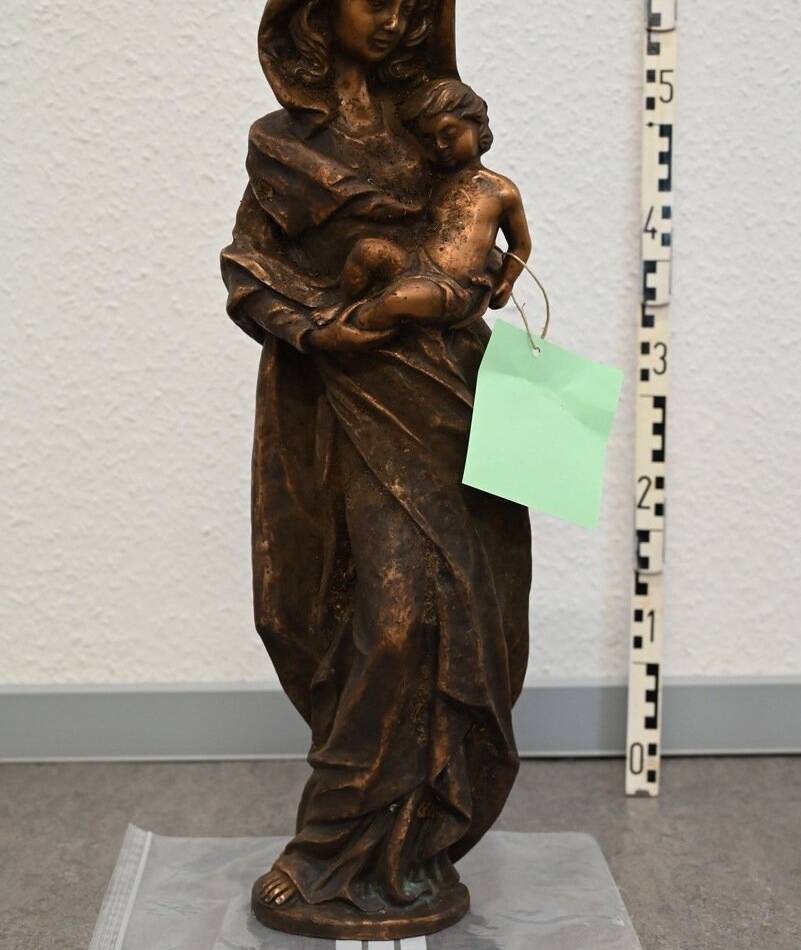 Kinder finden Emmericher Wald Bronzefigur: Im Wald entdeckte Bronzefigur gibt Polizei Rätsel auf