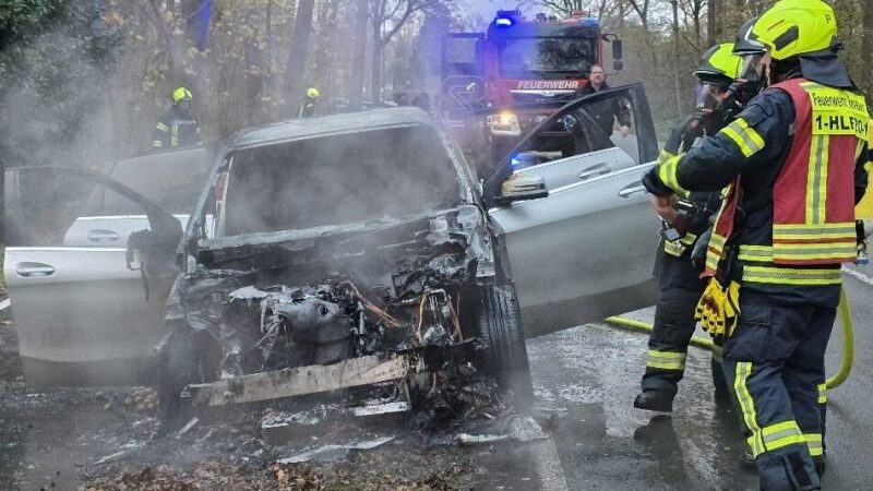 Wagen brennt völlig aus: Auto geht unterwegs in Kevelaer in Flammen auf