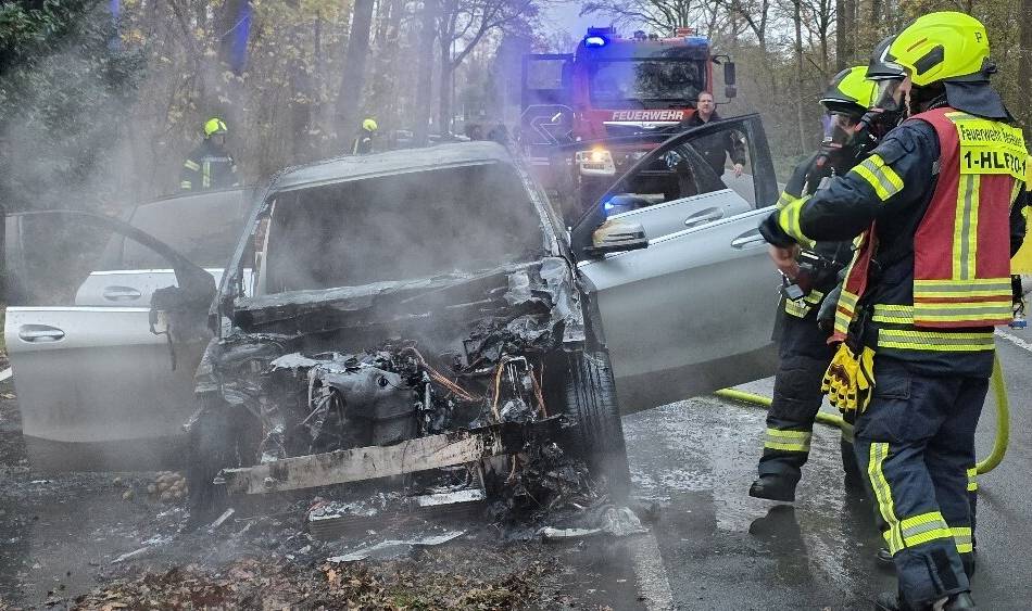 Wagen brennt völlig aus: Auto geht unterwegs in Kevelaer in Flammen auf